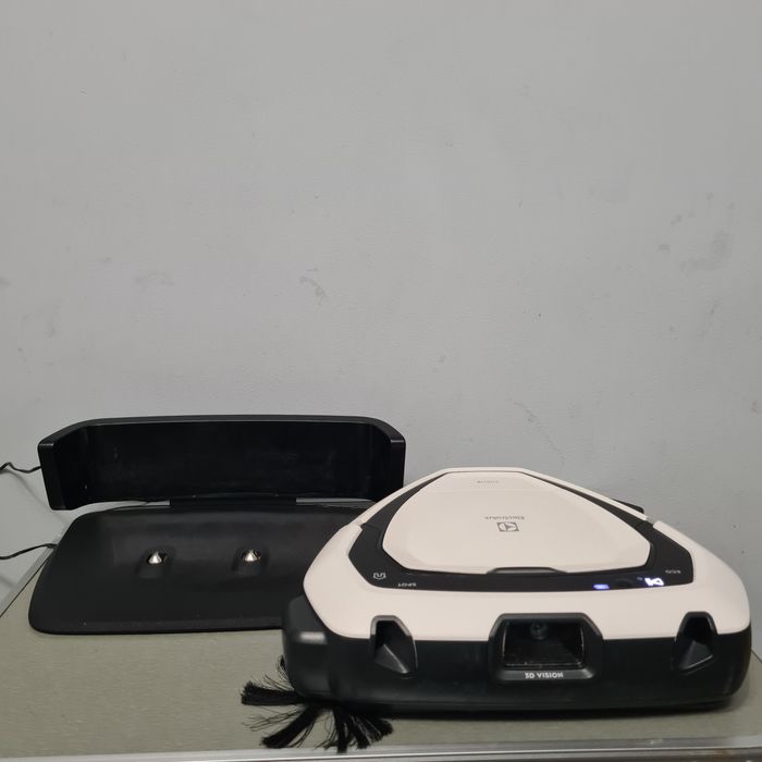 Прахосмукачка-робот Electrolux Pure i8, 0.7L контейнер, 3D, лазер, App