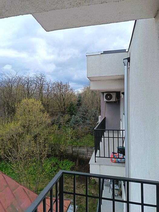 Închiriez apartament 3 camere + garaj la parterul blocului