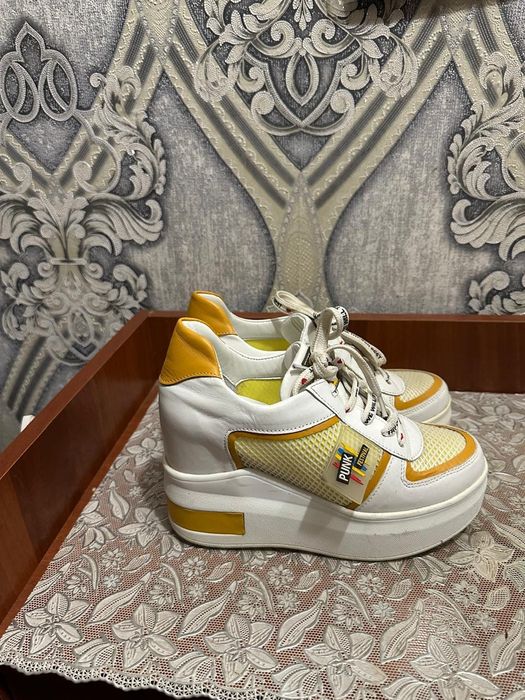 Продаю кожанные кроссовки