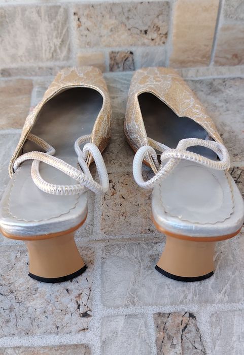 Pantofi eleganti aurii