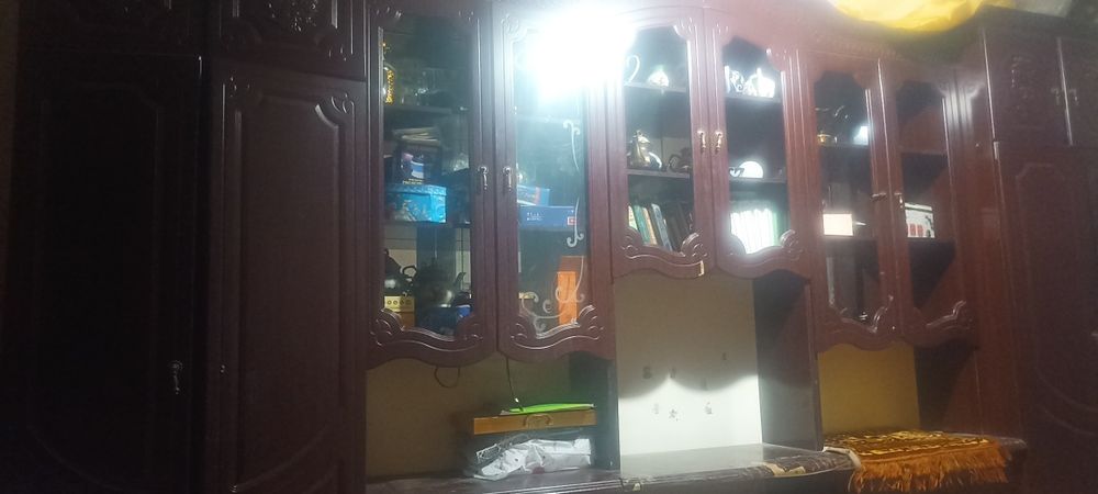 Stenka mebel uy uchun. Oynasini almashtirish kerak