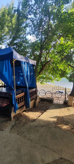 Тапчан возле берега. Все условия есть прямь вид на моря.