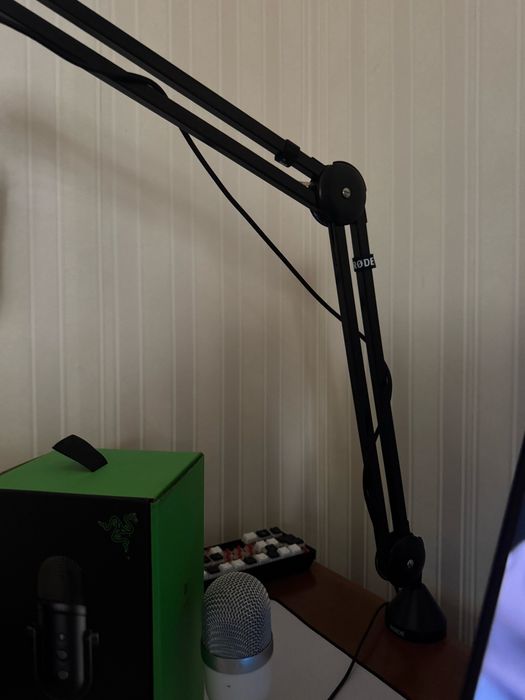 Razer seiren v2 pro/Razer Kiyo Mini in white/Rode microphone stand
