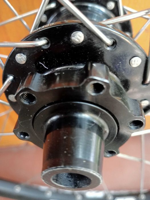 Set roti 28 frana disc Shimano Deore   Roti fata 29 DT Swiss complete