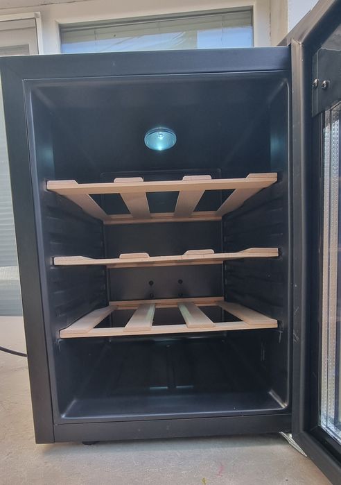 Хладилна витрина за вино Klarstein 31L