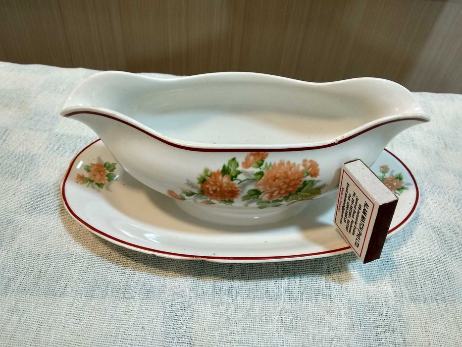 Соусник с блюдцем. Сливочница с блюдцем, соусница.