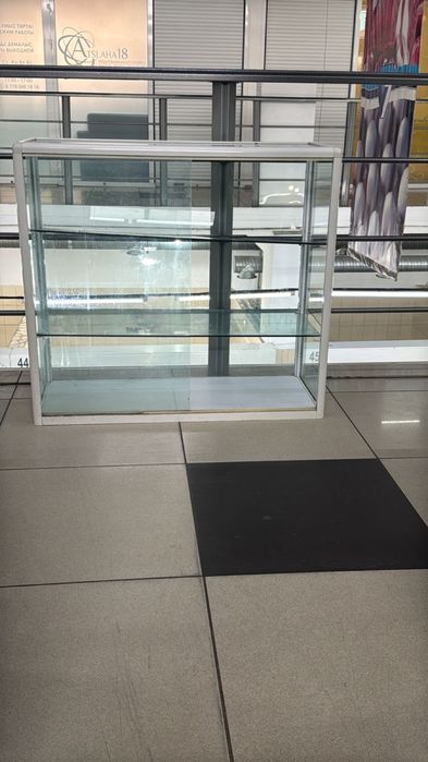 Стеклянный стелаж