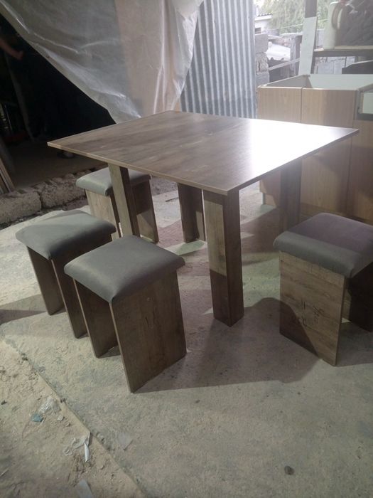 Продам кухонный стол.