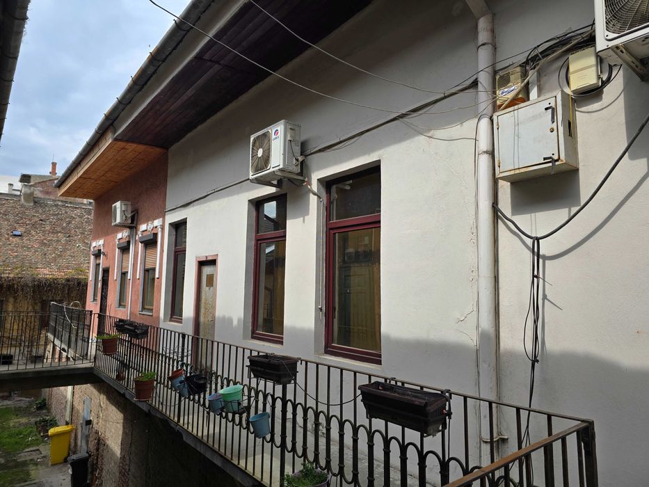 Vând apartament la casă