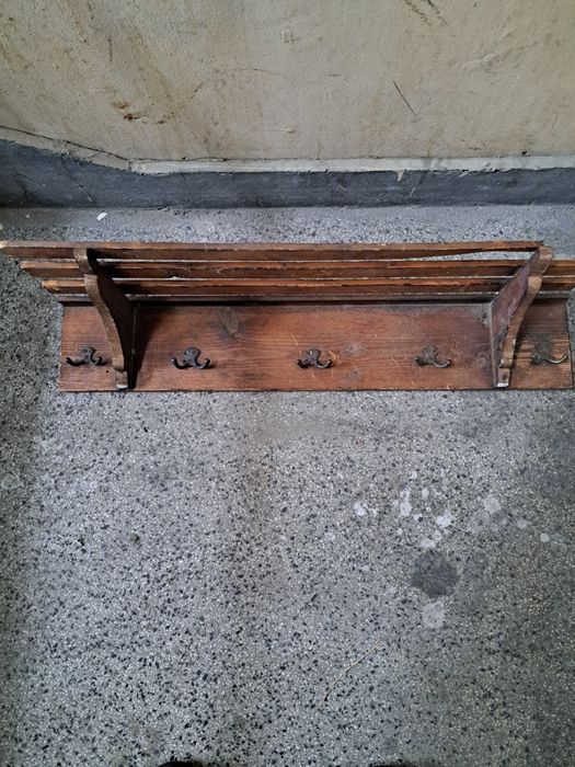Стара дървена закачалка