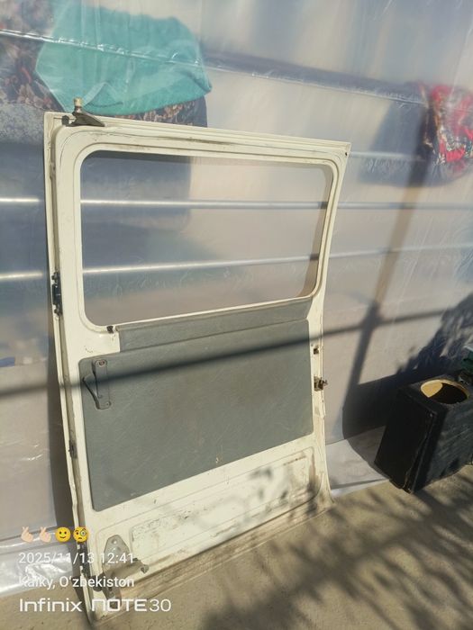 Damas oʻrta eshik rangi  maloshniy ikki tomoni ham bor