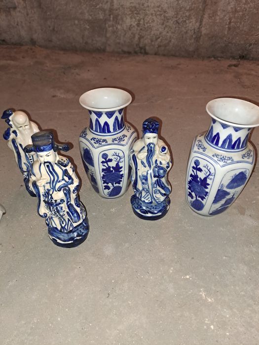 Керамични фигури със вази