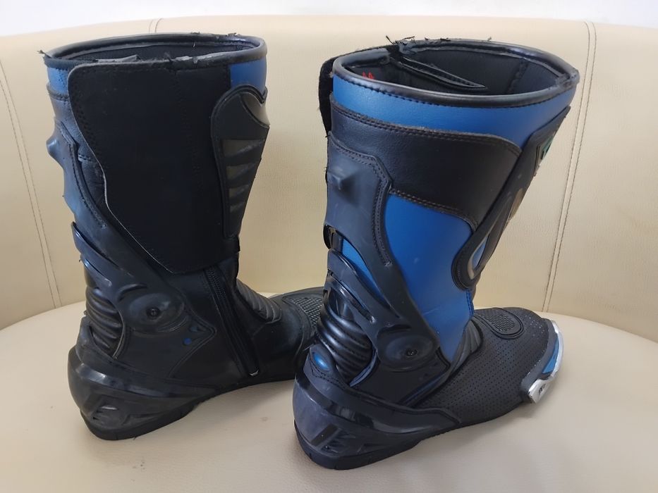 Ботуши за мотор номер 44