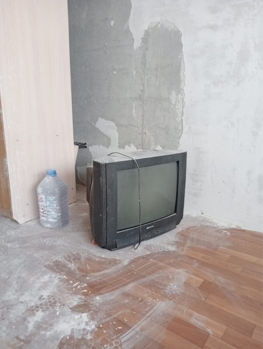 Продаю дверь , телевизор , унитаз , раковина