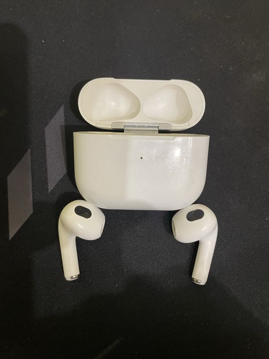 Fake Airpods 3 - леки драскотини