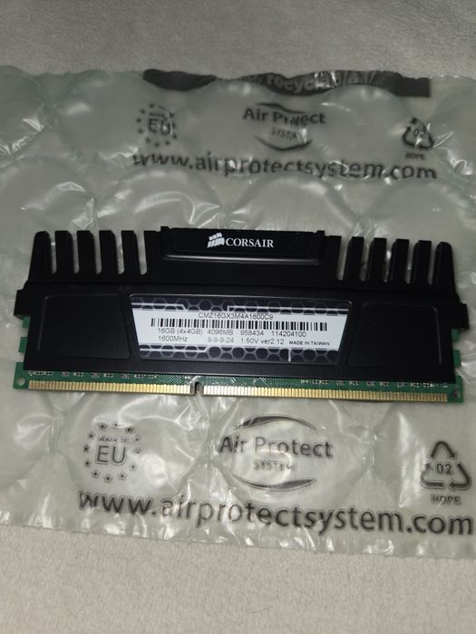 Vand Kit ram Corsair 16gb (4×4GB) la 1600Mhz