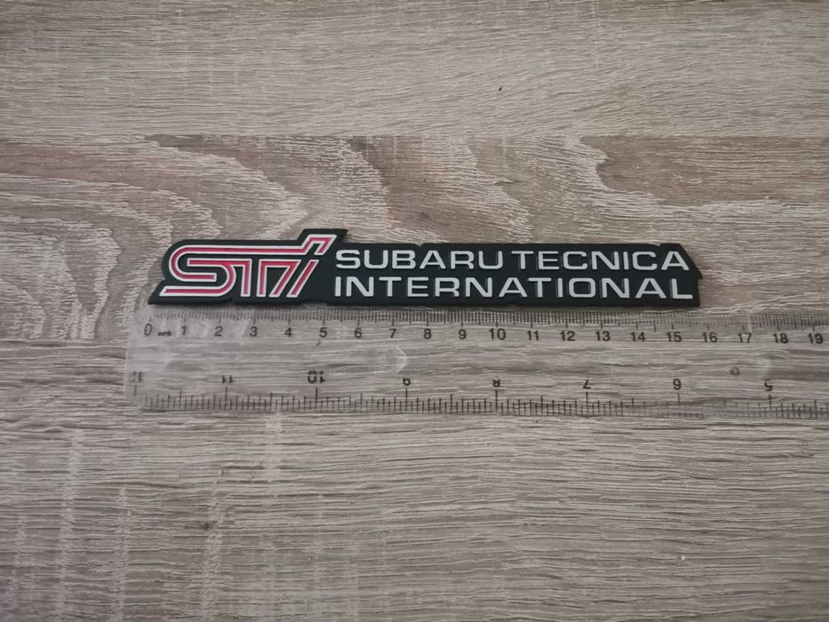Subaru STI емблема черно с червено