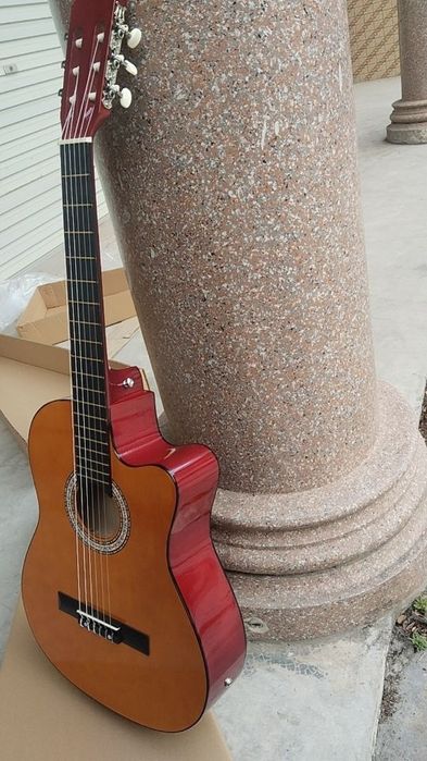 Gitara klassik. 39 razmerda ekvalayzerli. Ovozi ideal yangi