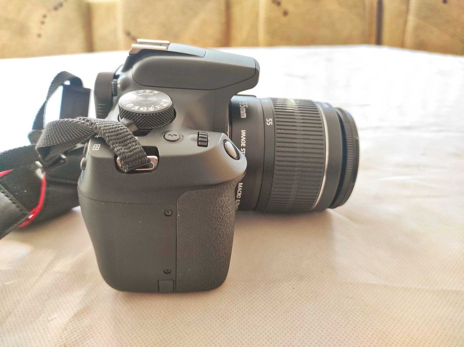 Фотоапарат Canon 1300D с калъф и стойка