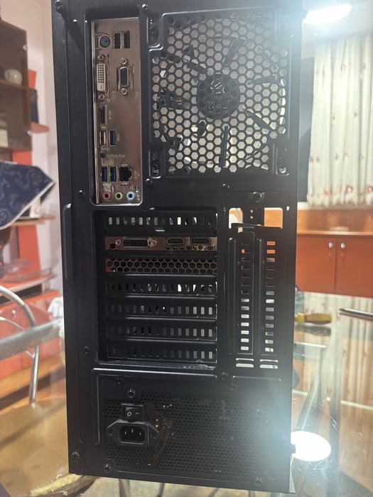Se vinde PC GAMING , RTX 3050 cu Ryzen 7 5700x