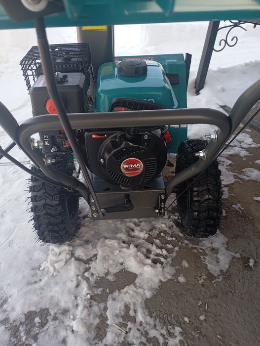 Продам снегоуборочную машину