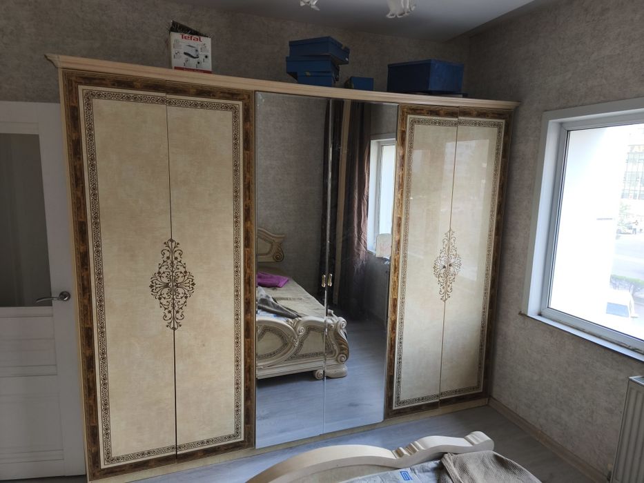 Продам большой шкаф с зеркалом