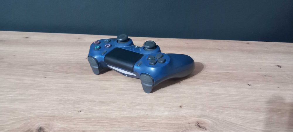 Vând controller sony wireless dualshock 4 navy blue pt PS4 în stare bună merge perfect,nu are probleme, fac doar predare personală în brașov