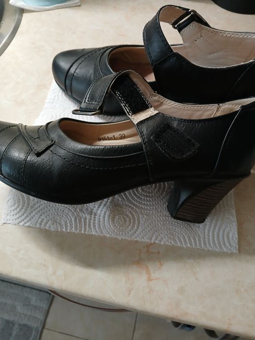 Дамски обувки на ток.