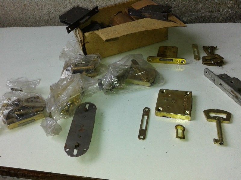 Брави за мебели различни видове