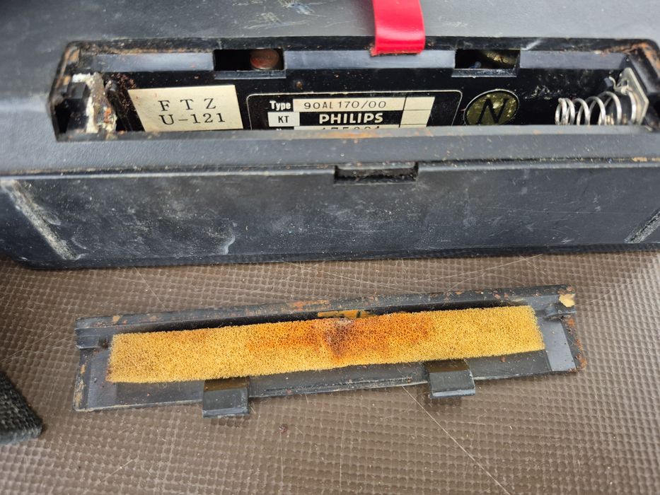 Vând Radio  marca Philips  , model 90 AL 170/00

- Carcasele prezinta uzura ,exfoliere,zgirieturi, bucati lipsa. 

- radio nu  a fost probat si acest