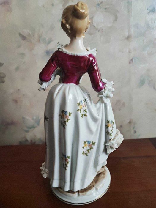 Порцеланова статуетка