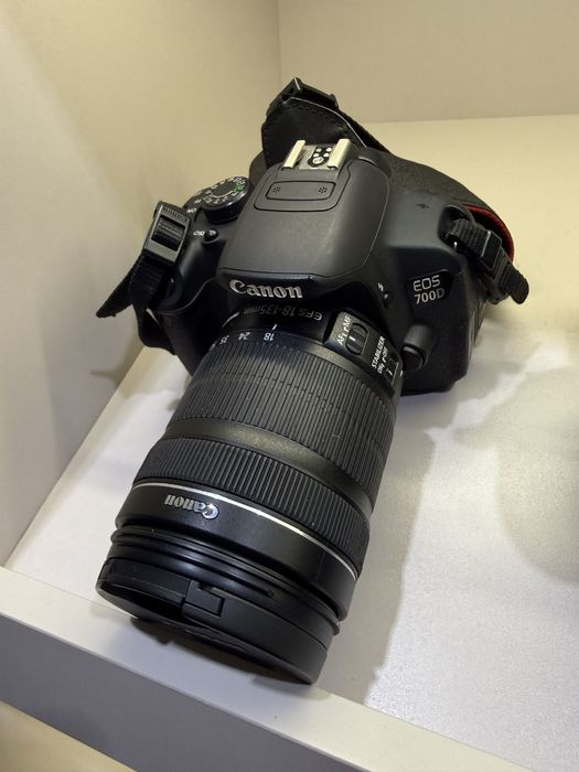 Canon eos 60D  есть зарядное устр