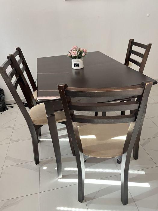 Кухненска маса плюс 4 броя столове.