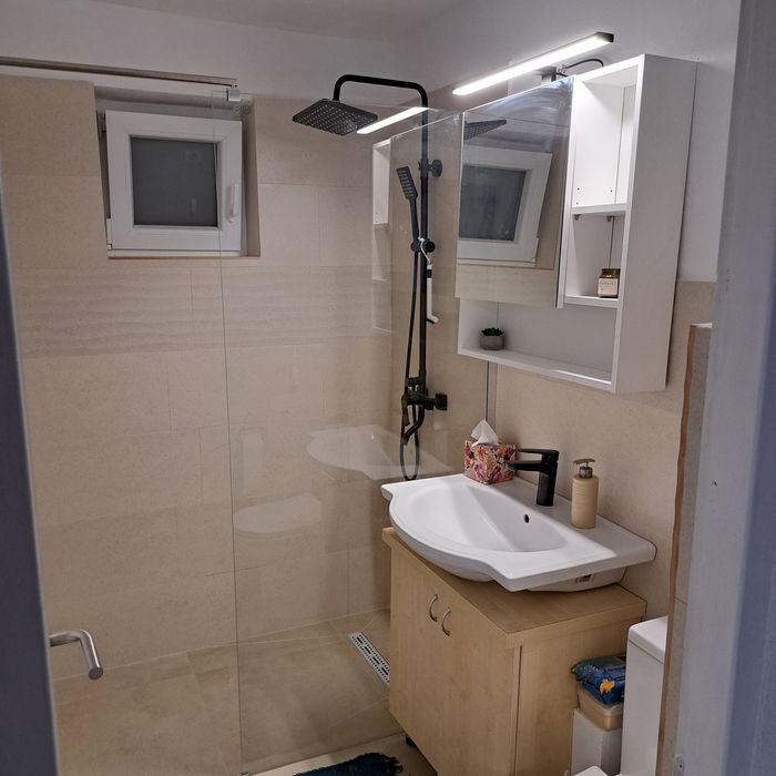 Vând apartament 2 camere romanilor