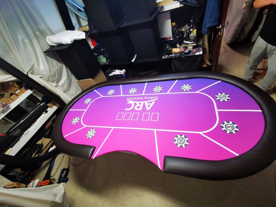 Masa de poker la comamda