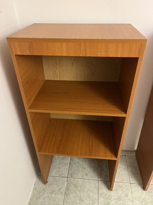 Set 2 corpuri bibliotecă / rafturi PAL cu picioare reglabile