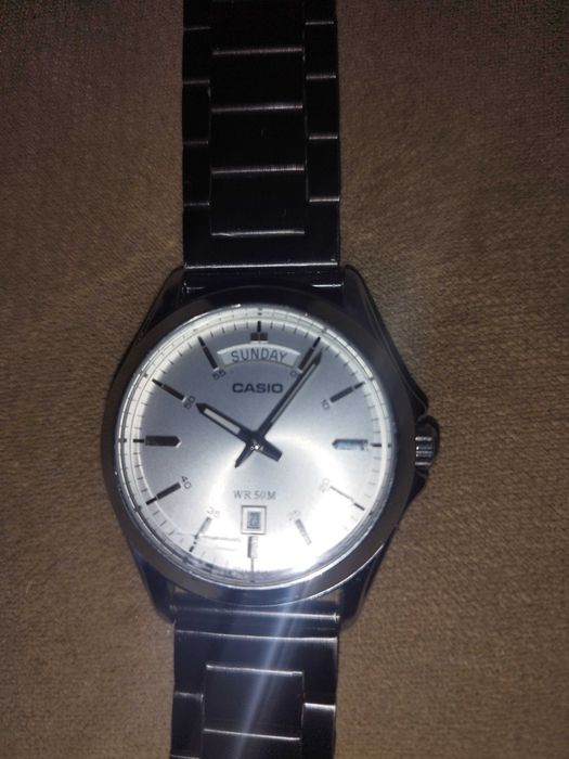 Часовник CASIO MTP-1370, с драскотина по стъклото