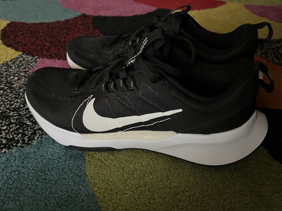 Vând pantofi sport Nike noi