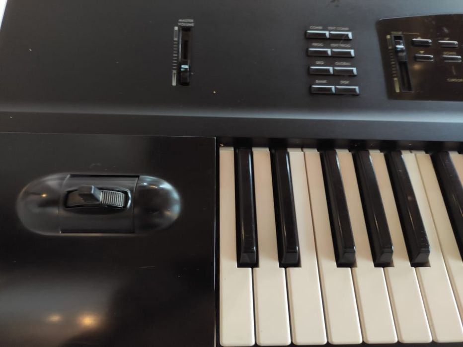 Синтизатор  KORG  01/Wfd