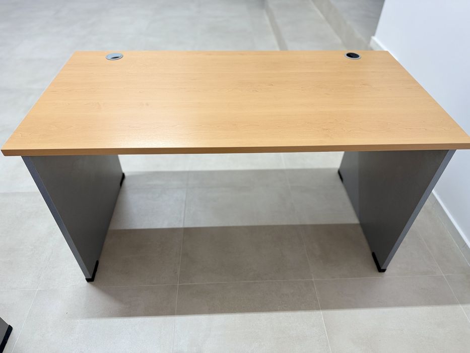 Продам б/у офисные столы!