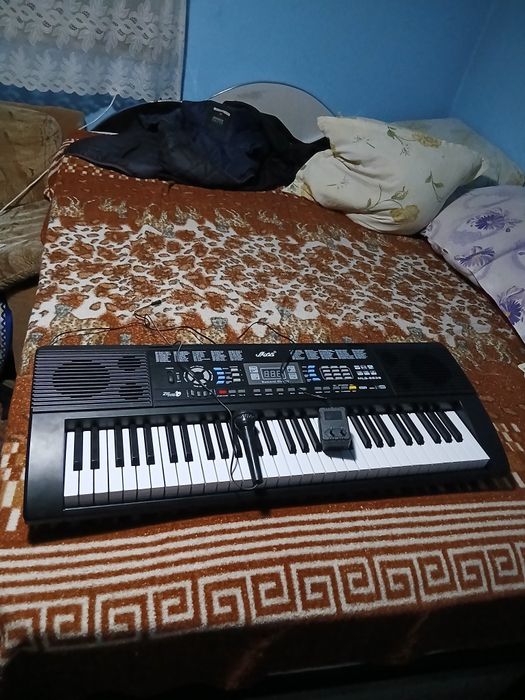 Vând orga cu microfon din plastic nou-nouță  are tonul de 128