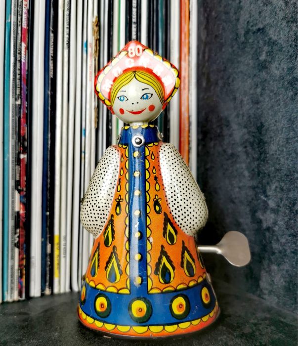 Антикварна колекция навиваща играчка фигура матрьошка кукла метална