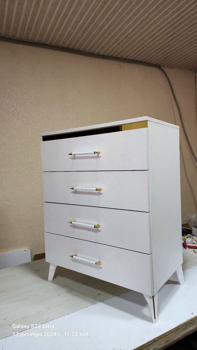 Новый камод продаётся супер качества 
Размеры
Высота: 92см
Ширина