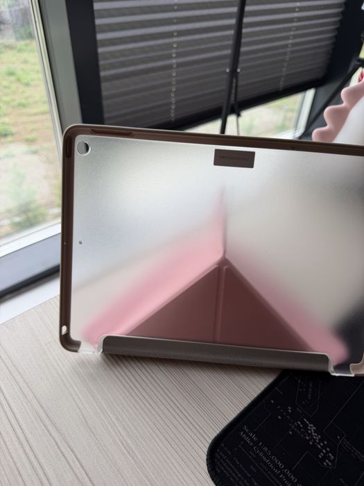 Apple ipad 8th. generation, rose gold.