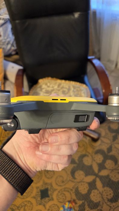 Продам дрон dji spark