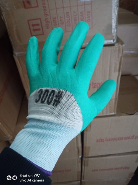 Перчатки рабочие в разных