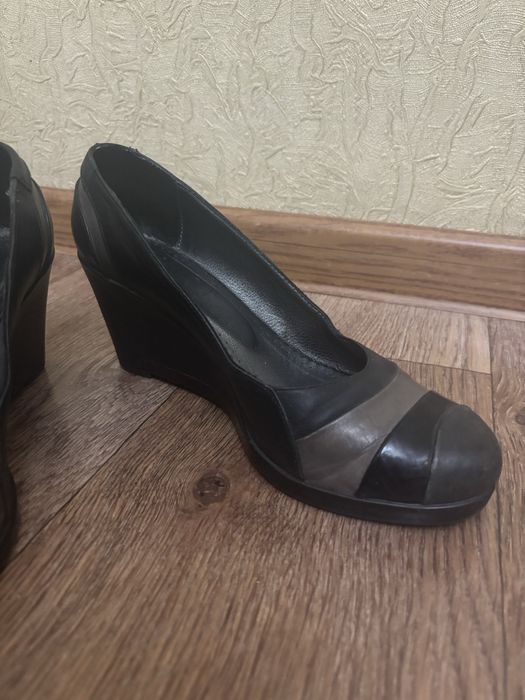 Кожыные туфли на танкетке