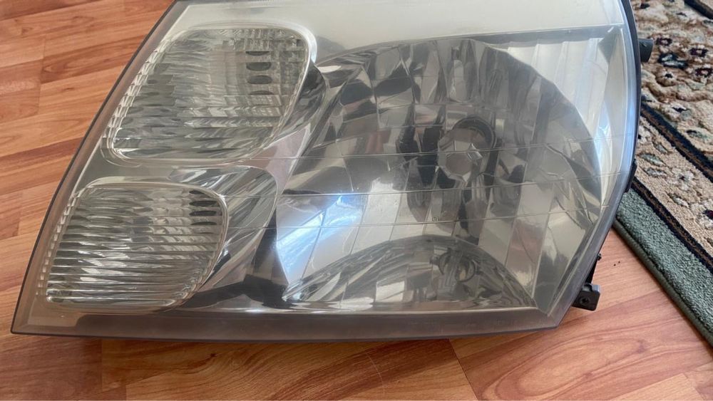 Продам фары на Тойота