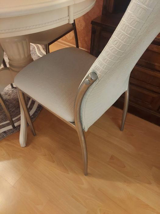 Продаю 4 белых стула