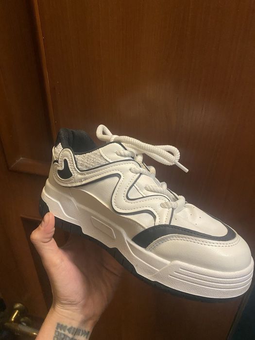 Кроссовки новые черно белые